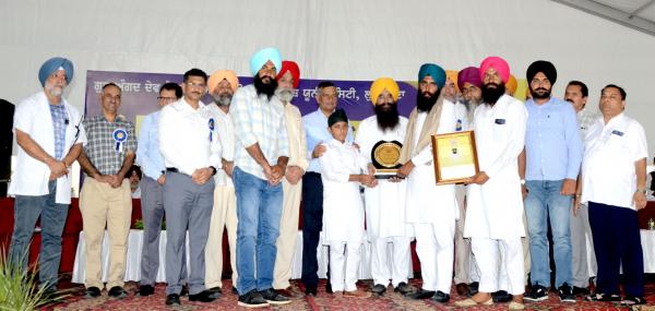 S. Harpreet Singh receiving award from S. Gurmeet Singh Khuddian, Cabinet Minister